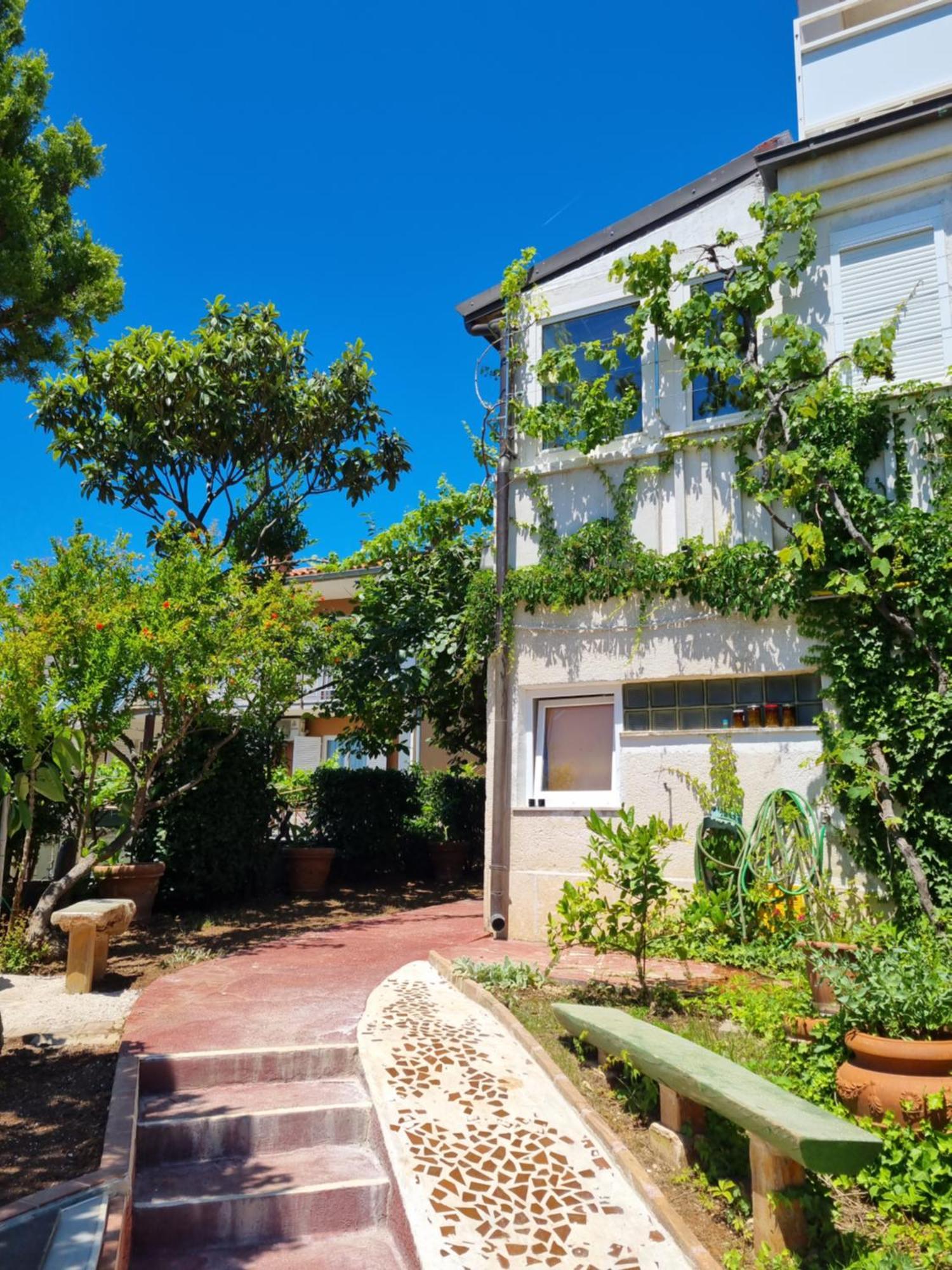 F13 Apartmán